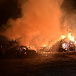 ahirda yangin bes buyukbas hayvan oldu PNNRs6Pt