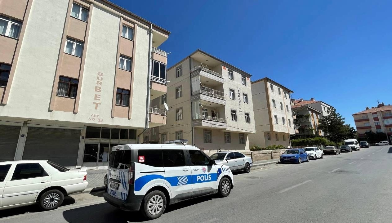 altinlari caldi iddiasi misafirlige gittigi arkadasinin evinde bicaklandi aOdl85HW