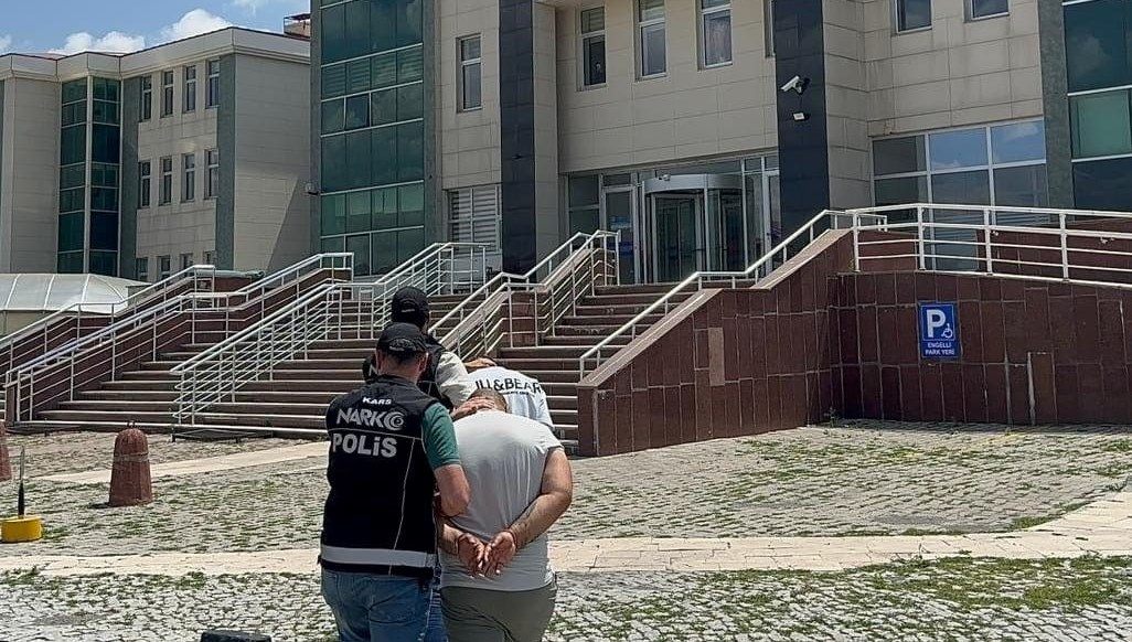 aracin icinde kilolarca uyusturucu cikti ug6WGHf4
