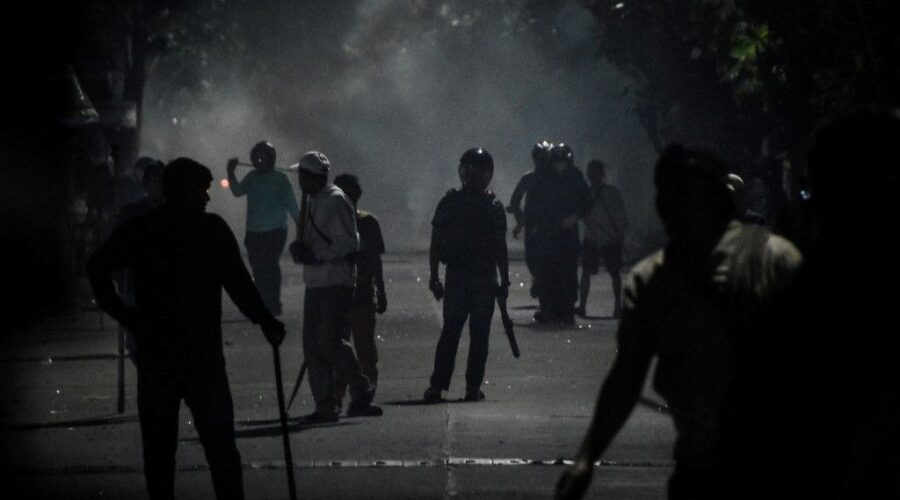 endonezyada isyan suruyor 6 protestocu oldu ordu sokakta xGJVy7MU