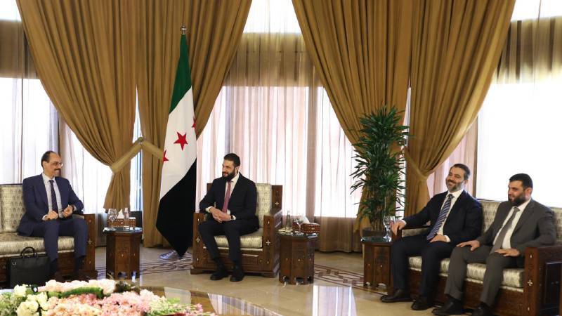 suriye gecici cumhurbaskani sara ile gorusen mit baskani kalin turkiye sam yonetimine her turlu destegi vermeye hazir izyeAT5j