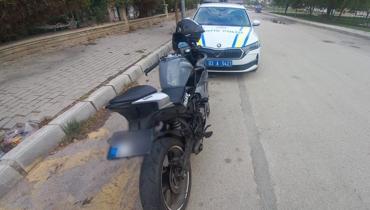 motosikletinin plakasini bantla degistiren surucu polise yakalandi larxHjcN
