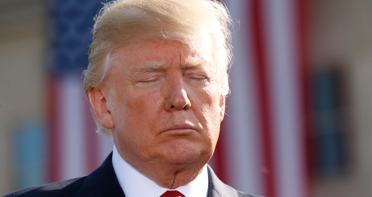 ne yapsa kurtaramiyor cin trumpin kuyruguna basti 3dLUAv7N.jpg