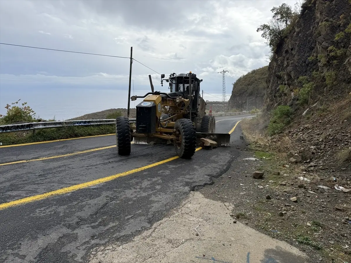 sarkoyde saganak nedeniyle kaya dusmesi zcZ5YSYJ