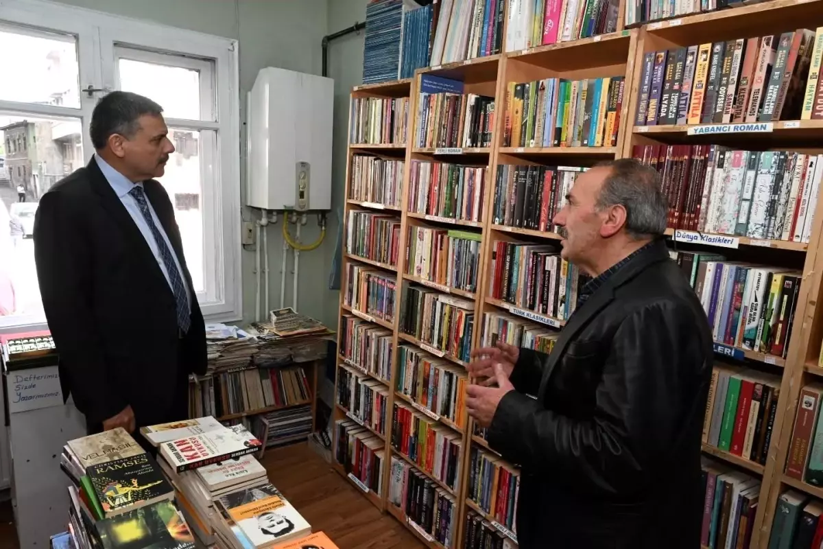 vali mustafa ciftci insirah sahaf ve kitabevinde kitapseverlerle bulustu 6xmqID8I