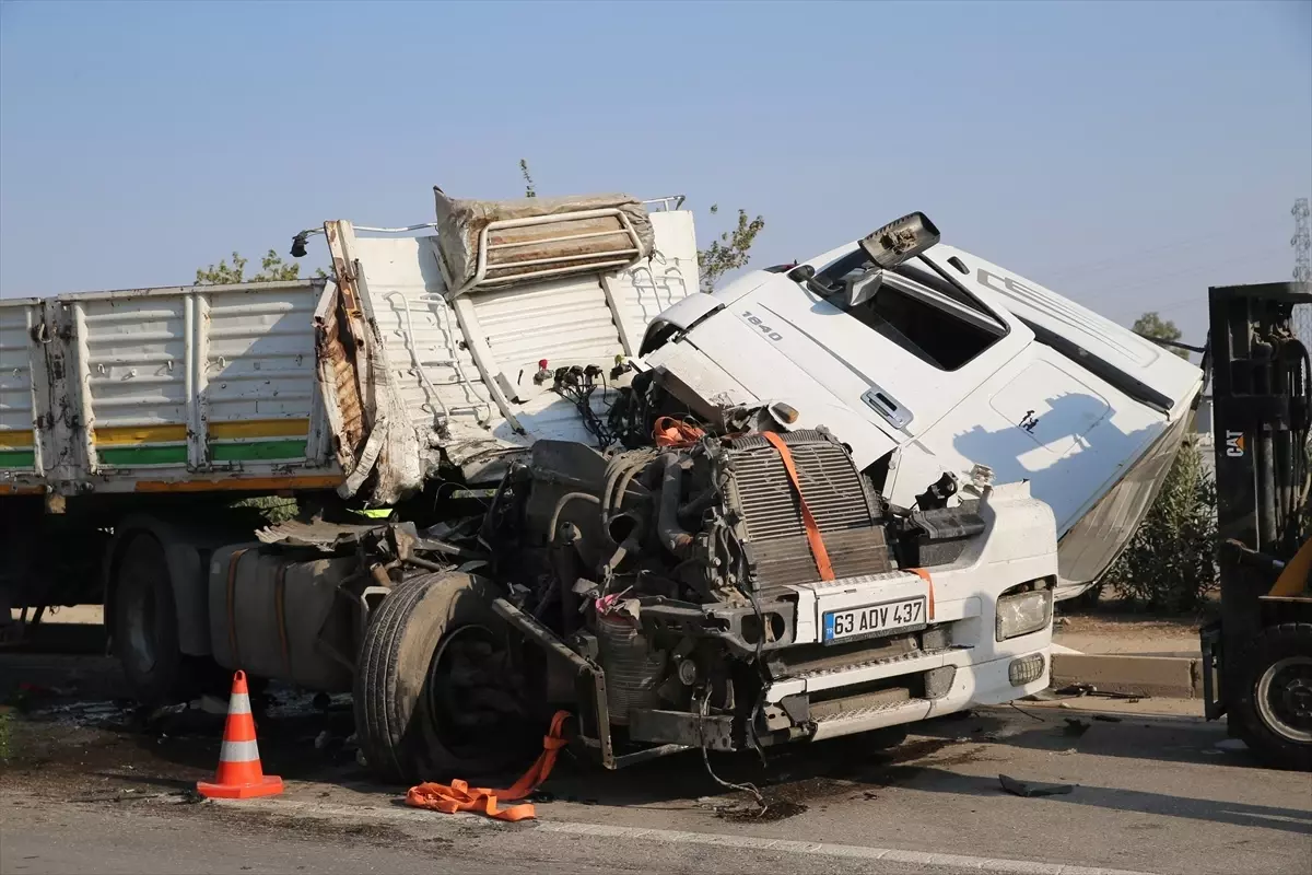 antakyada kaza tir yol temizleme aracina carpti PeTi6qg8.jpg