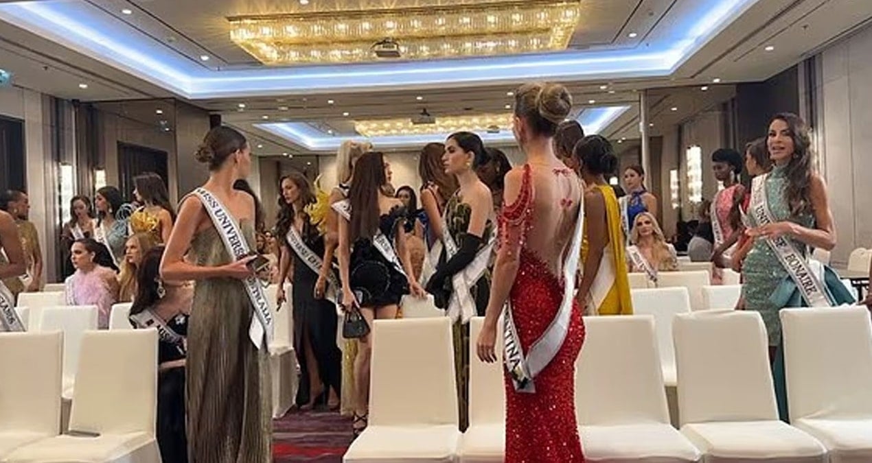 kainatin en guzel kadini salonu apar topar terk etti RctpbKDf.jpg