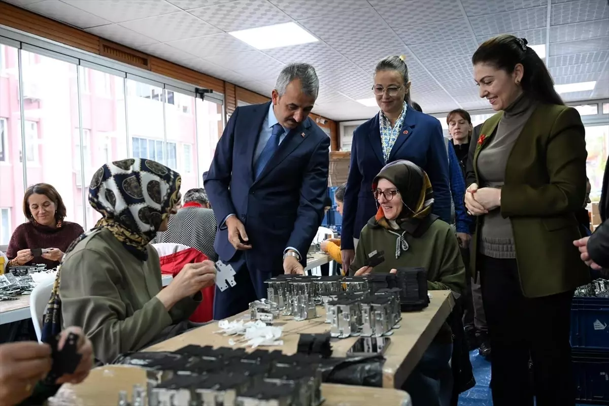 vali sezer kadin uretim atolyesini ziyaret etti Pbe7U3cx.jpg