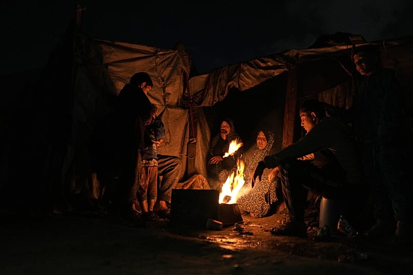 Göçmen Filistinliler Gazze'deki bir çadır kampında