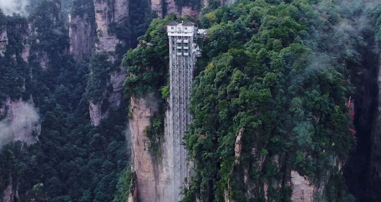 daglarin-icini-oyup-326-metre-yuksekliginde-dev-asansor-insa-ettiler-DK4QPmiK