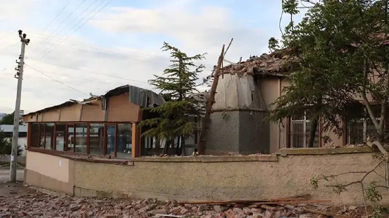 eskisehirde-camiye-yildirim-dustu-imam-yaralandi-I3pget7J